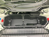 画像では室内の座席ではなく、前方の開口部内にある収納スペースが確認できます。区画の形や留め具の位置が見て取れ、車両の前方に備わる空間の使い方を現車でご確認いただけます。
