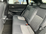 後席には左右と中央の座席が並び、複数人で乗車する際にも使いやすい空間です。足元にゆとりがあり、窓から外を見渡せるので同乗者も落ち着いて過ごせます。