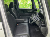 前席はゆったりとした座面とアームレストを備え、運転席・助手席それぞれで落ち着いて過ごせる空間です。窓から外を見渡しやすく、乗り降りの際も室内を確認しやすい印象です。