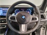 【ハンドル】ドライバーとBMW車の一体感がダイレクトに伝わるステアリングホイール。形状・太さへの拘りに加えて、操作性を高める為にスイッチ類も配置。クイックかつ安定のドライビングを体感下さい!