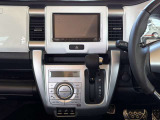 オートエアコンで車内快適♪ご希望の温度に設定すれば風向きや風量を自動で調整してくれます♪