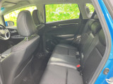 後席は窓からの視界が広く、乗車中も外の景色を楽しめる空間です。座面と背もたれにゆとりのある配置で、同乗される方も落ち着いて過ごせます。ドアまわりもすっきりとまとまっています。