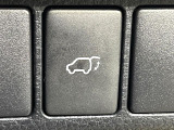 【パワーバックドア】スマートキーや運転席のボタンを押すだけでリアゲートが自動で開閉します!荷物を持っている時や、高い位置にあるバックドアを閉める際に便利な機能です♪