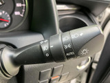 レバーにはランプ類の操作表示があり、手元で内容を確認しながら扱えます。運転席から手の届く位置に配置されているため、周囲の明るさや走行環境に応じた操作に便利です。