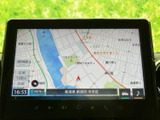 見やすい地図表示で、目的地までスムーズに案内。渋滞情報もリアルタイムで確認でき、効率的なルートを選択できます。長距離移動も安心。