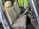運転席まわりには十分なスペースがあり、大柄な方でもゆったり運転していただける環境です。