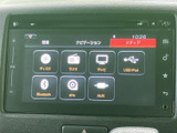 ディスクやラジオ、テレビ、Bluetoothなどの選択肢が画面上に並び、使いたいメディアを確認しやすい表示です。項目ごとにアイコンで整理されており、日常の音楽再生にも便利に活用できます。