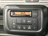 【オートエアコン】一度お好みの温度に設定すれば、車内の温度を検知し風量や温度を自動で調整。暑い&hellip;寒い&hellip;と何度もスイッチ操作をする必要はありません。快適な車内空間には必須の機能ですね♪