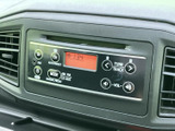 ボタンの表記が見やすくまとまり、選局や音量などを扱いやすいオーディオです。ラジオやCD、AUXに対応する表示があり、毎日の移動中に音楽を楽しめます。