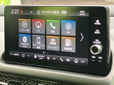 アプリやナビ、電話、FMなどの項目が画面上に並び、使いたい機能を探しやすい表示です。オーディオの選択や車内での情報確認をスムーズに行えます。