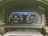 速度や燃料残量などの情報がまとまって表示され、運転に必要な情報を確認しやすいメーターです。文字や表示の配置が整理され、走行中も視線移動を抑えて確認できます。