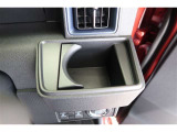 【カップホルダー】缶ジュースやペットボトルなどを置いたり、ちょっとした小物入れにもなります。