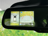車両周辺の映像とガイド表示を確認でき、駐車時の周囲確認をサポートします。画面を見ながら障害物との位置関係をつかみやすく、日々の駐車に役立ちます。