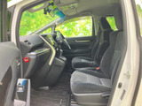 前席まわりは運転席から前方を見渡しやすく、助手席にもゆとりを感じられる空間です。シートや足元は落ち着いた色調でまとまり、乗り込む方にも過ごしやすい印象を与えます。