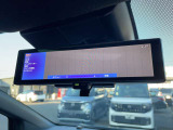 車両後方のカメラ映像を映し出し、車内の状況や、天候などに影響されずいつでもクリアな後方視界が得られるインテリジェントル-ムミラ-が装備されております。
