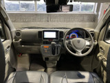 運転席まわりはメーターやナビ画面が見渡しやすく配置され、必要な情報を確認しやすい印象です。前方の視界も広く、毎日の運転で落ち着いて過ごせる空間です。