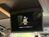 【後席モニター】家族や友人とお出かけする機会が多い方に大人気の後席モニターを装備!見やすい位置に画面がありテレビやDVDの視聴も快適!友達もお子様も、後席にしか乗らなくなるかも??