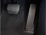 【オルガン式アクセルペダル】 かかとがずれにくく、アクセルペダルがコントロールしやすくなります。また運転時の疲労を軽減し、とっさのときの踏み間違いも起きにくくなります。