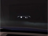 【ヘッドアップディスプレイ】現在の車速表示や目的地へのルート案内やメディア関連のリストを表示する事が可能です。視線移動を減らす事によりドライブに集中して頂けます。