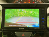 後方の映像にガイドラインが重なり、駐車時に周囲との位置関係を確認する目安になります。画面で後方を確かめながら操作できるため、狭い場所での駐車や車庫入れをサポートします。