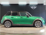 ☆MINIの車の始まりは大人四人がギリギリ乗れるコンパクトな車です!!今となっては3ナンバーですが、もともとは5ナンバーの車でした!!