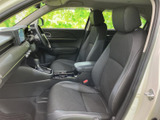 前席はゆとりを感じる座面形状で、運転席側まで見通しやすい室内です。落ち着いた色合いでまとまり、乗り降りの際にも足元やシートまわりを確認しやすく、快適にお使いいただけます。