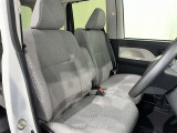 高いホールド性で運転姿勢が安定します。長距離ドライブでも疲れにくいのが魅力です。快適なドライビングライフをお送りください♪
