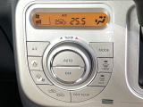 【オートエアコン】一度お好みの温度に設定すれば、車内の温度を検知し風量や温度を自動で調整。暑い&hellip;寒い&hellip;と何度もスイッチ操作をする必要はありません。快適な車内空間には必須の機能ですね♪