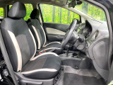 運転席まわりには十分なスペースがあり、大柄な方でもゆったり運転していただける環境です。