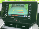 後方の映像とガイドラインを画面で確認でき、駐車時の周囲確認をサポートします。進路の目安を見ながら車庫入れできるため、狭い場所での駐車にも役立ちます。