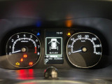 様々な車両情報を表示できるTFTマルチインフォメーションディスプレイを中央に配した視認性の高い大型2眼メーターです