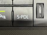 【スマートペダル(S-PDL)】アクセル操作のみで車速をコントロールできるため、アクセルからブレーキへの踏みかえ頻度が減り、ドライバーの負担を軽減します。
