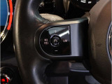 MINIの内装はとにかく『円』に拘ったデザインコンセプトが一目で伝わってきます。これほど円形に拘った車は他に御座いません。伝統のデザイン、トグルスイッチなど遊び心のある内装で御座います。