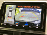 後方の映像に加え、車両周辺を上から見た表示も確認できます。画面上のガイド線が駐車時の目安となり、周囲を見渡しにくい場所での後退や車庫入れをサポートします。