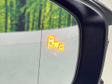 【ブラインドスポットモニター】走行中、ドアミラーの死角になりやすい箇所に後続車が接近するとサイドミラーのレンズに警告を表示!ドライバーに注意喚起をしてくれます。