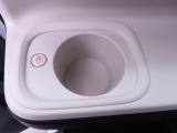 カップホルダーは運転席や助手席からちょうど手の届く位置です!!
