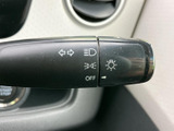 レバーには左右の合図やライトに関する表示があり、運転席から位置を確認しやすい仕様です。走行中に手元で扱う装備だからこそ、表示を見ながら必要な操作を判断しやすいのが便利です。