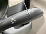 レバーには方向指示やライトに関する表示があり、記号を見ながら必要な操作を確認できます。運転席から手の届く位置で扱いやすく、日常の運転に便利です。