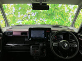 運転席まわりは前方の視界が広く、メーターや画面も目線を大きく動かさず確認しやすい配置です。ゆとりある座席と落ち着いた室内で、毎日の運転にも心地よく向き合えます。