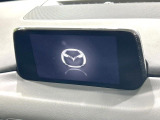 【8.8型マツダコネクトナビ】車内の雰囲気にマッチした一体型タイプのナビ。各種車輌設定やBluetooth再生等、様々な機能が楽しめます。直感的なダイヤル操作が可能で、使い勝手も良好です。