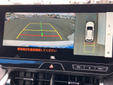 後方の映像に加えて車両周囲の状況も画面で確認でき、駐車時の安全確認をサポートします。ガイド表示を目安にしながら、車庫入れや狭い場所での取り回しに活用いただけます。