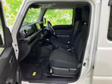 前席は周囲の視界を確保しやすいレイアウトで、運転席と助手席それぞれに落ち着いた座席を備えます。足元も広く、乗り降りのしやすさと日常での使い勝手に配慮された室内です。