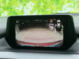 後方の映像に加えて目安となるガイド線が表示され、駐車時に車両と周囲との位置関係を確認しやすくなります。画面だけに頼らず、周囲の安全を目視でも確かめながらお使いください。