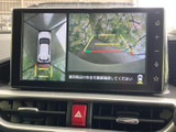 後方映像に加えて車両周辺を俯瞰した表示も備わり、駐車時の位置確認をサポートします。画面の案内を見ながら、狭い場所での切り返しにも活用できます。
