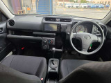 実用性に優れたサクシードバンの運転席周り。視認性の良いメーターや扱いやすいスイッチ類が配置され、日の業務や移をしっかりとサポートします。CARGO川越店では全車現車確認を実施し品質管理を徹底し