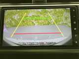 後方の様子を画面で確認でき、駐車時の周囲確認をサポートします。進行方向の目安となるガイド線も表示されるため、車庫入れや切り返しの際に活用いただけます。