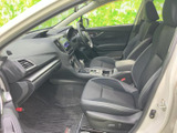 前席は座面と背もたれにゆとりのある形状で、乗車中も落ち着いて過ごせる空間です。前方の見通しがよく、手の届きやすい位置にまとまった室内で、日々の移動を快適に支えます。