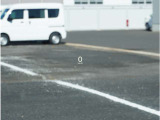 【アクティブ・ドライビング・ディスプレイ】運転に役立つ情報を、前方の視線の先に焦点を合わせやすいように表示。メーターパネルやナビ画面への視線移動を減らし安全運転をサポートします。