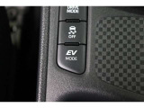 静粛性に優れた快適空間と静かな走りを実現。さらにEVモードではモーターのみでの走行でエンジン音や振動を感じさせない走りが楽しめます。