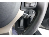 《レーダークルーズコントロール》車間距離を一定に保って前方の車についていきます。先行車を検知して、適切な車間距離を保てる速度に自動で調整し、先行車がいなくなった際は、設定速度で走行を続けます。